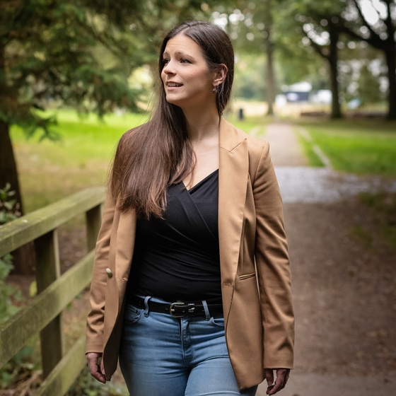 Makelaar wandelend door het bos