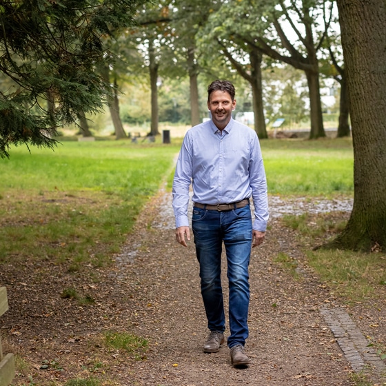 makelaar wandelend door bos