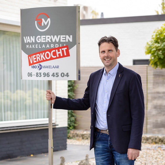 Makelaar met verkocht bord
